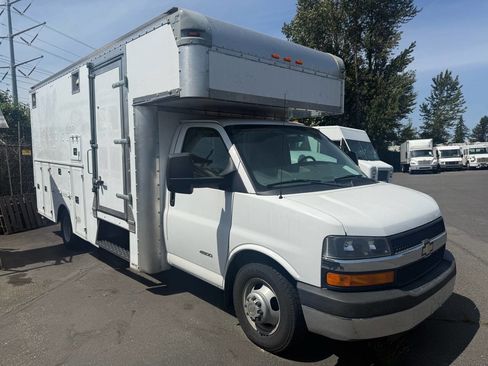 Used 2014 Chevrolet Express 4500 image 2