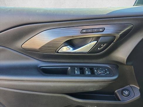 Used 2021 GMC Terrain SLT w/ LPO, Dark Accent Package image 11