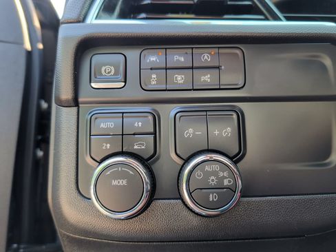 Used 2025 Chevrolet Suburban Premier AWD/4WD image 24