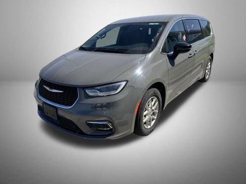 Used 2025 Chrysler Pacifica Select FWD image 2