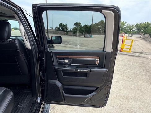 Used 2018 RAM 1500 Laramie AWD/4WD image 38