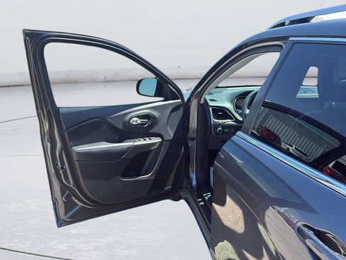 Used 2019 Jeep Cherokee Limited FWD image 20