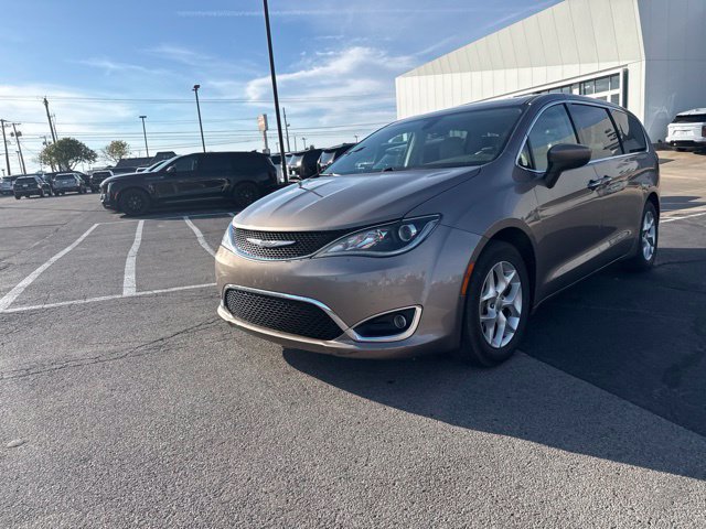 Used 2017 Chrysler Pacifica Touring Plus w/ Tire & Wheel Group FWD image 4