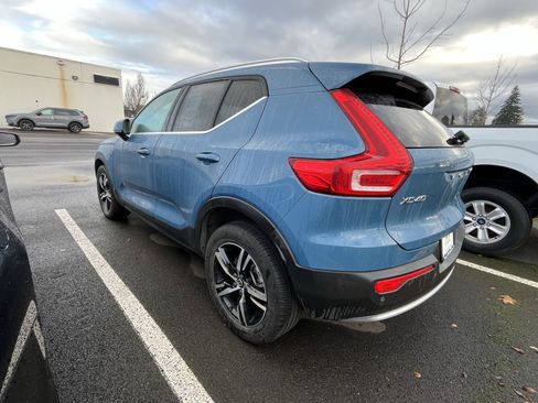 Used 2024 Volvo XC40 B5 Core image 2