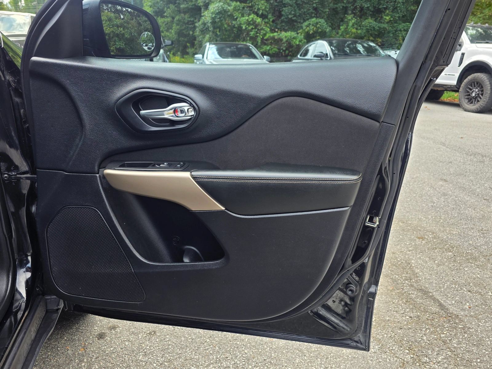 Used 2018 Jeep Cherokee Latitude w/ Altitude Package AWD/4WD image 28