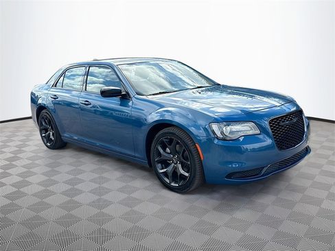 Used 2022 Chrysler 300 Touring w/ Sport Appearance Package image 4
