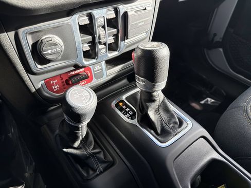 Used 2024 Jeep Wrangler Unlimited AWD/4WD image 28