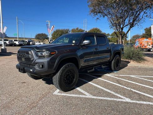 Used 2020 Toyota Tacoma TRD Off-Road image 2