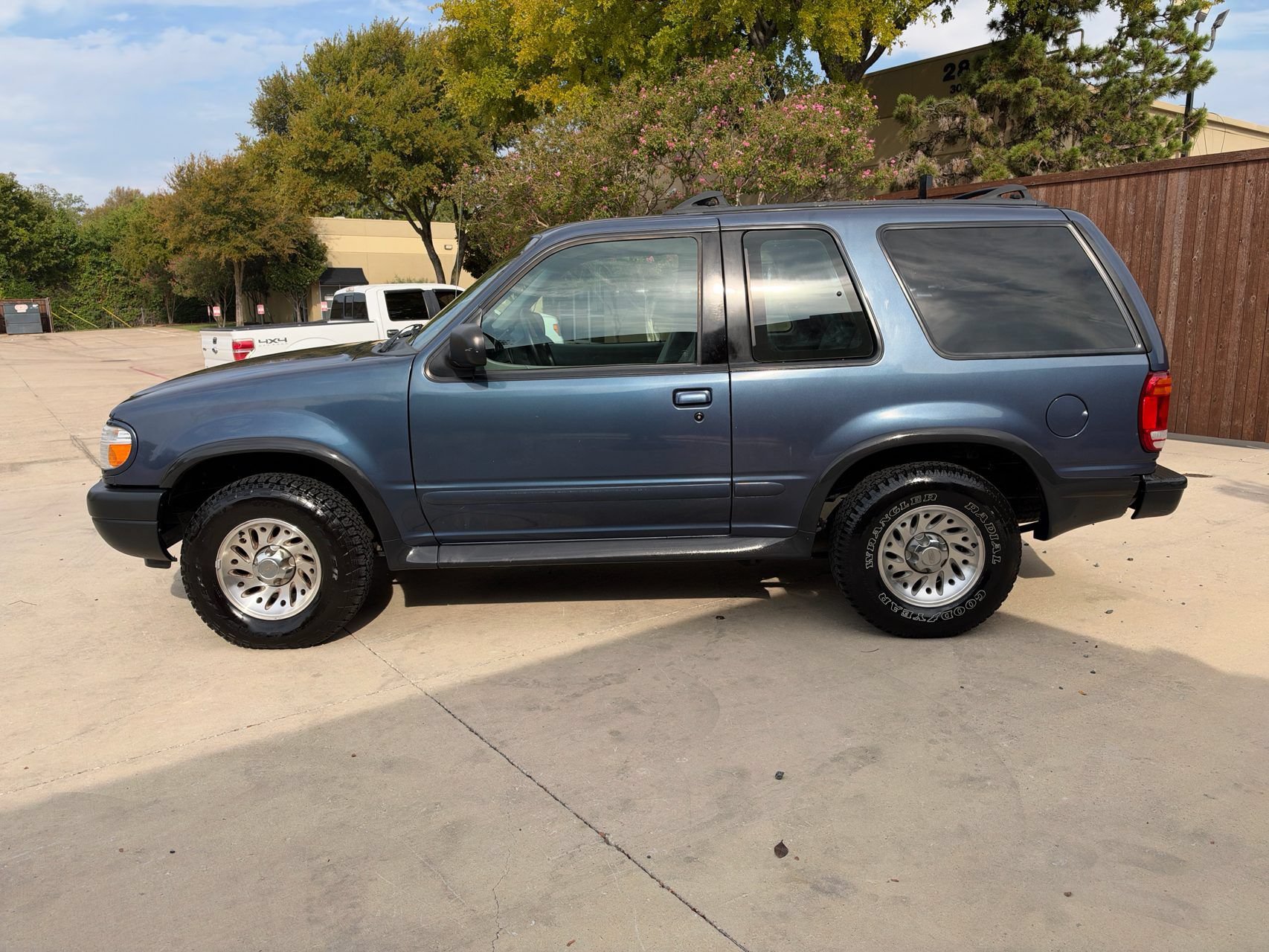 Used 2000 Ford Explorer Sport RWD image 4