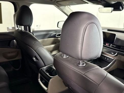 Used 2025 Kia Carnival image 27