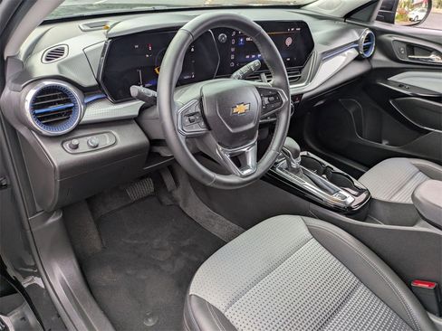 Used 2025 Chevrolet Trax LT w/ LT Convenience Package image 17