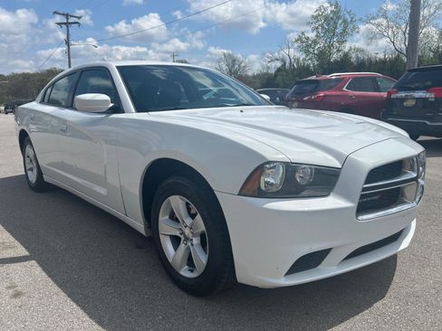 Used 2014 Dodge Charger SE RWD image 3