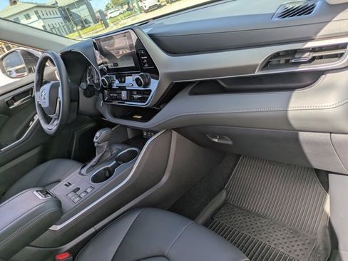 Certified 2025 Toyota Highlander XLE image 24
