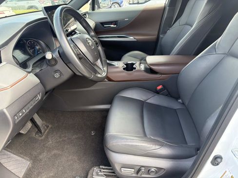 Used 2023 Toyota Venza XLE AWD/4WD image 15