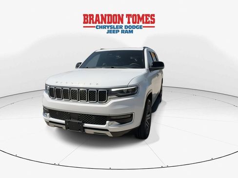 Used 2024 Jeep Wagoneer Series II w/ Flexible Seating Group RWD image 3