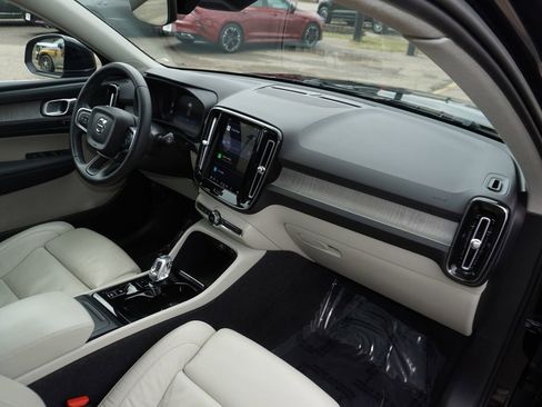 Used 2023 Volvo XC40 B5 Plus image 30