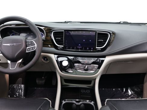 Used 2023 Chrysler Pacifica Limited FWD image 34