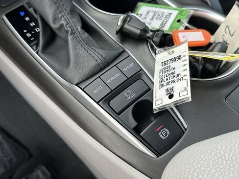 Used 2022 Toyota Camry XLE FWD image 22