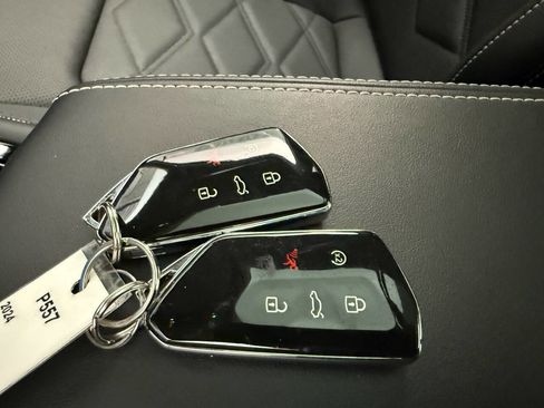 Used 2024 Volkswagen Atlas SE w/ Panoramic Sunroof Package image 16