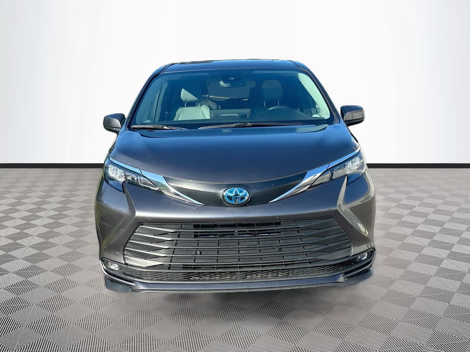 Used 2025 Toyota Sienna XLE AWD/4WD image 2