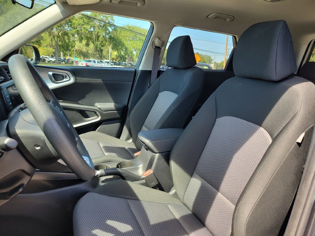 Used 2025 Kia Soul LX w/ LX Technology Package FWD image 20