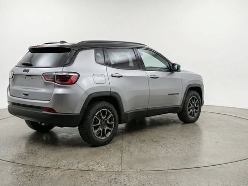 Used 2025 Jeep Compass Trailhawk AWD/4WD image 9