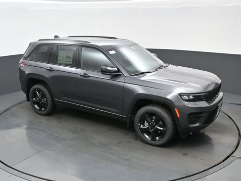 New 2025 Jeep Grand Cherokee Altitude AWD/4WD image 24