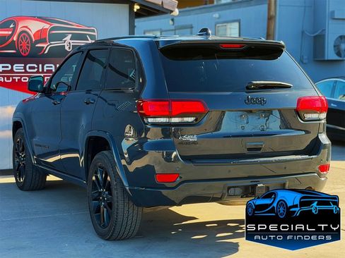 Used 2017 Jeep Grand Cherokee Altitude image 4