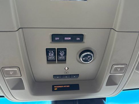 Used 2018 Chevrolet Suburban Premier image 31