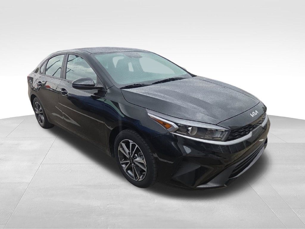 Used 2023 Kia Forte LXS w/ LXS Technology Package FWD image 3