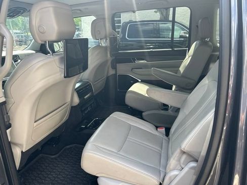 Used 2024 Jeep Wagoneer Series III w/ Premium Group I AWD/4WD image 7