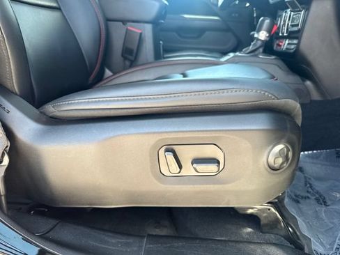 Used 2025 Jeep Gladiator Rubicon w/ Convenience Group AWD/4WD image 31