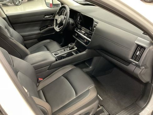 Used 2024 Nissan Pathfinder SL image 18