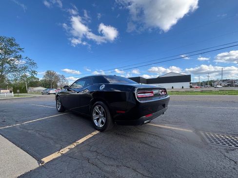 Used 2015 Dodge Challenger SXT RWD image 3