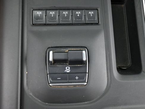 Used 2025 GMC Sierra 2500 Denali Ultimate AWD/4WD image 15