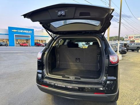 Used 2017 Chevrolet Traverse LT w/ Style and Technology Package FWD image 6