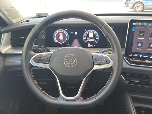 Used 2025 Volkswagen Tiguan SE w/ Panoramic Sunroof Package image 18