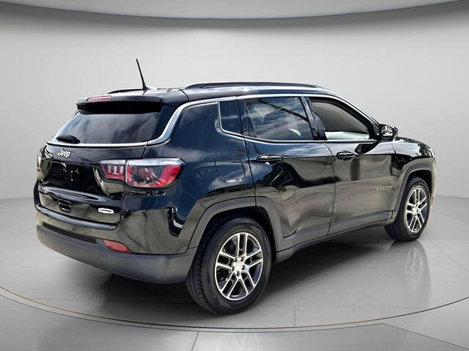Used 2019 Jeep Compass Latitude FWD image 6