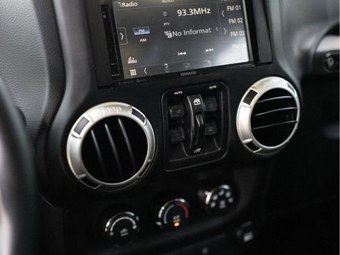 Used 2017 Jeep Wrangler Unlimited Sahara AWD/4WD image 10