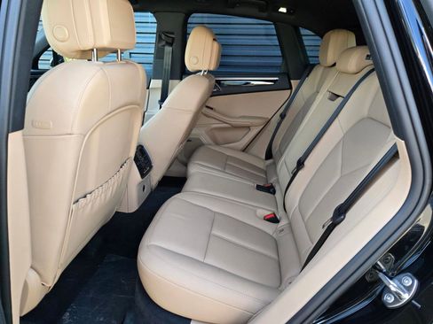 Certified 2025 Porsche Macan AWD/4WD image 18