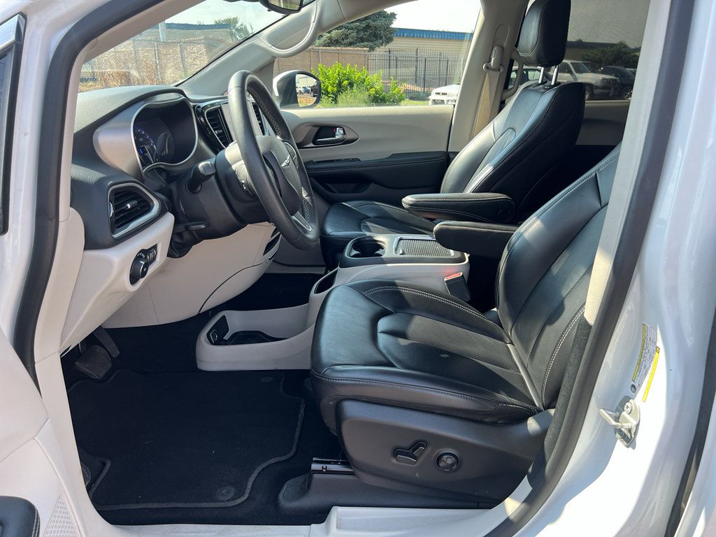 Used 2023 Chrysler Pacifica Touring-L FWD image 23