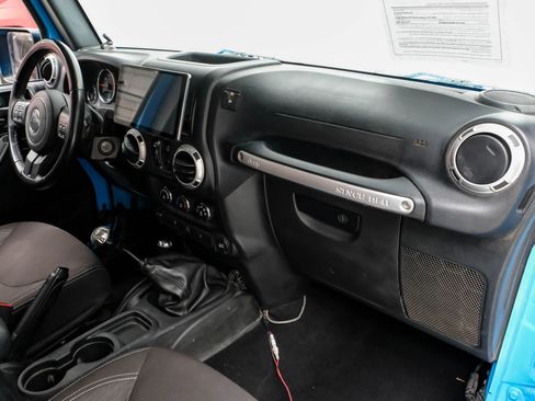 Used 2017 Jeep Wrangler Unlimited Rubicon w/ Connectivity Group AWD/4WD image 12
