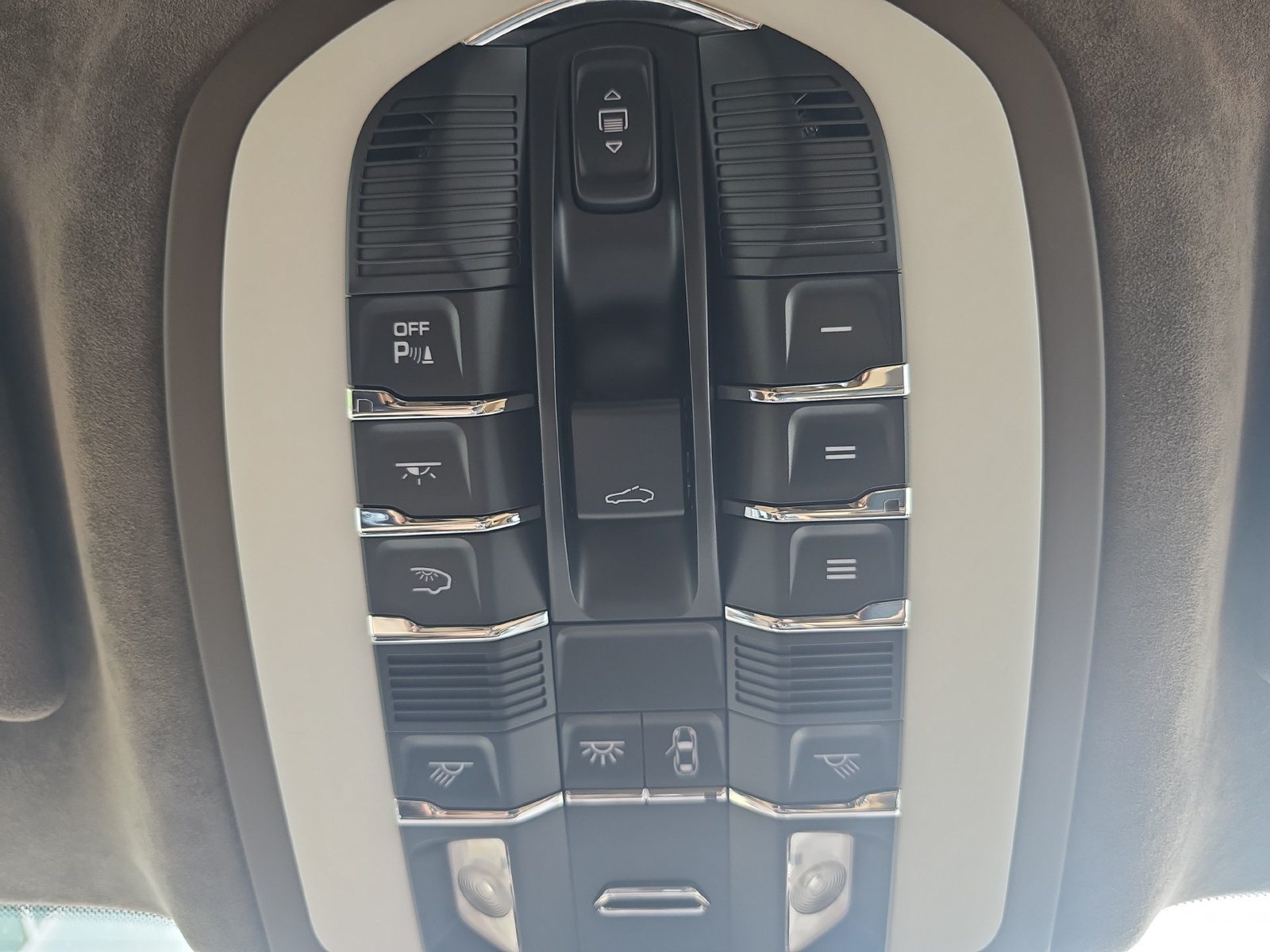 Used 2017 Porsche Macan Turbo AWD/4WD image 22