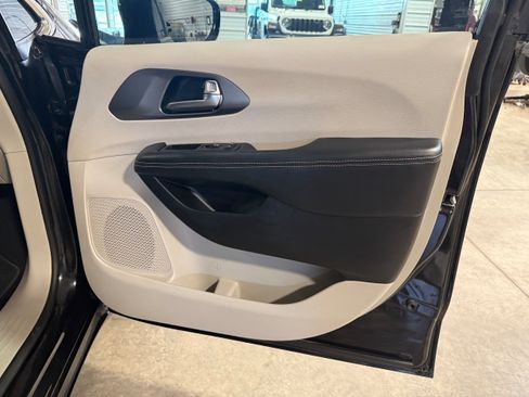 Used 2022 Chrysler Pacifica Touring-L image 8