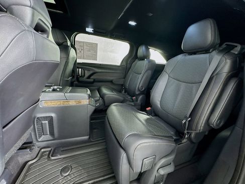 Used 2025 Toyota Sienna Platinum image 26
