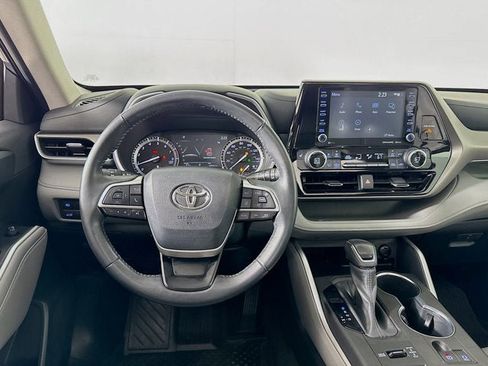 Used 2022 Toyota Highlander XLE image 22