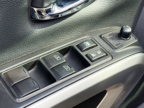 Used 2024 Nissan Titan SV w/ SV Convenience Package AWD/4WD image 8