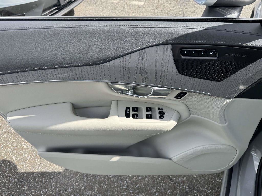 Certified 2025 Volvo XC90 T8 Ultra w/ Protection Package Premier AWD/4WD image 14