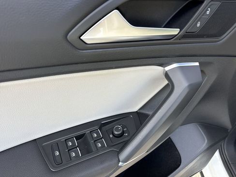 Used 2020 Volkswagen Tiguan SE w/ Panoramic Sunroof Package image 25