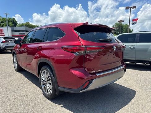 Used 2023 Toyota Highlander Platinum FWD image 4